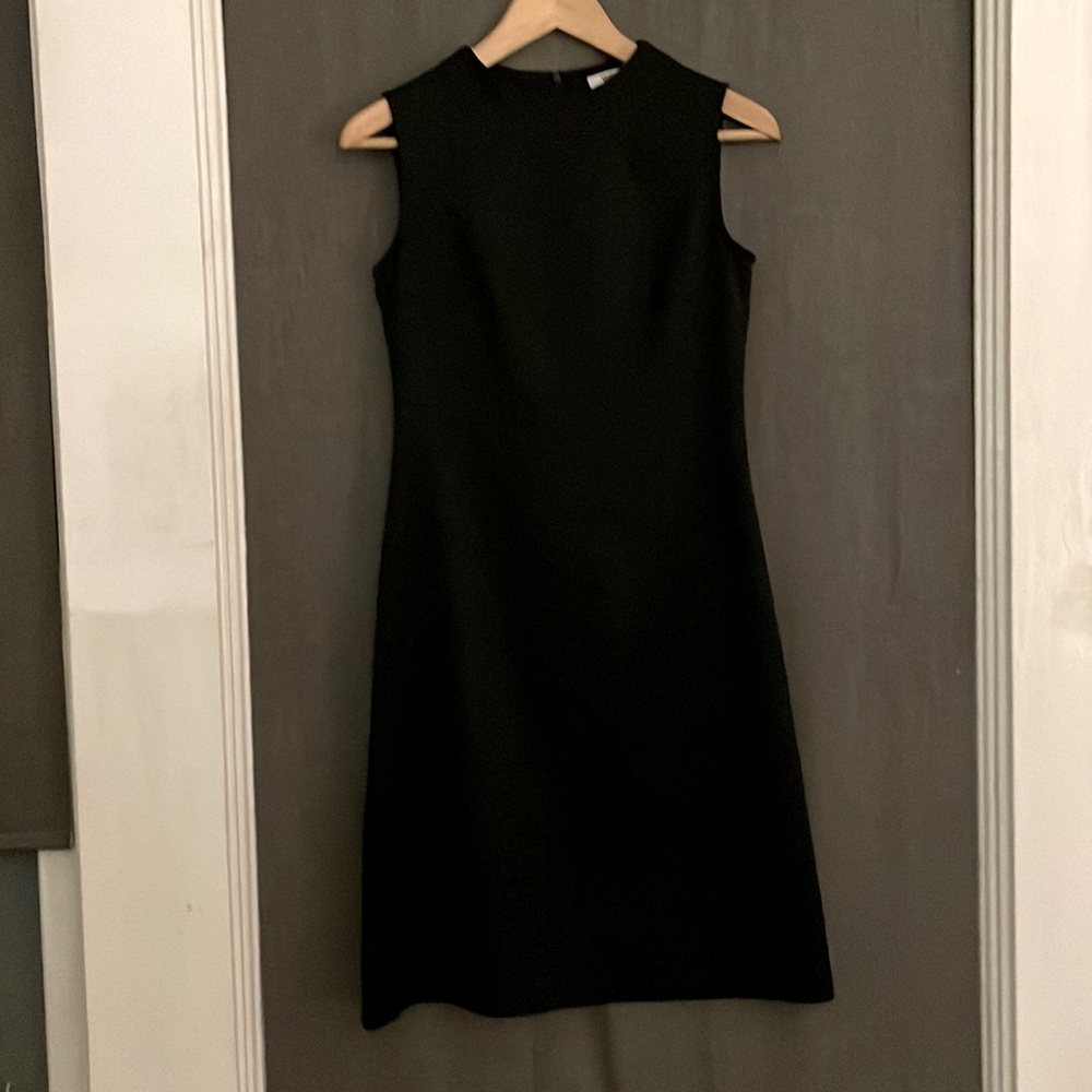 Simple black slightly a line sleeveless dress